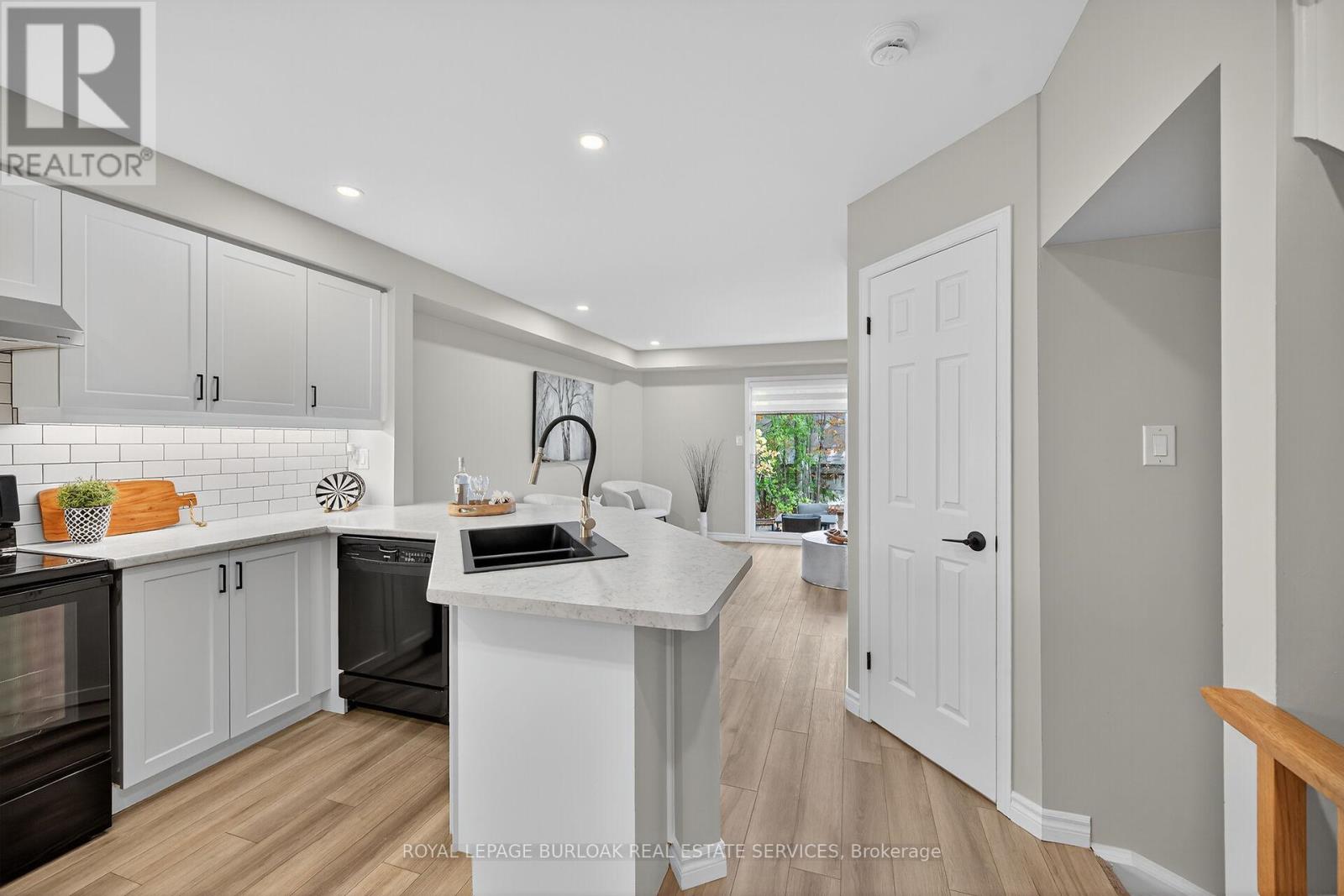 28 - 2015 Cleaver Avenue, Burlington, Ontario  L7M 4J7 - Photo 6 - W12481047