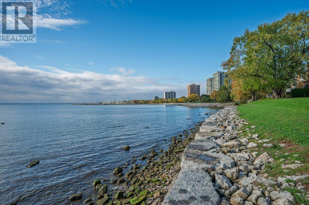 2063 Waters Edge Drive, Oakville, Ontario  L6L 1A3 - Photo 33 - W12481050