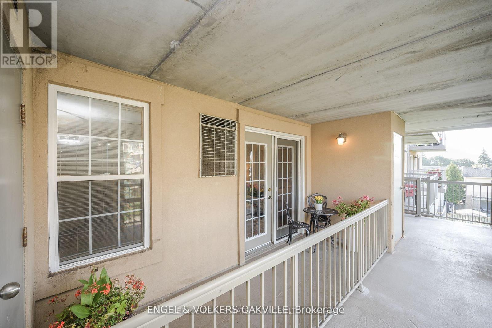308 - 1810 Walkers Line, Burlington, Ontario  L7M 4V3 - Photo 2 - W12481051