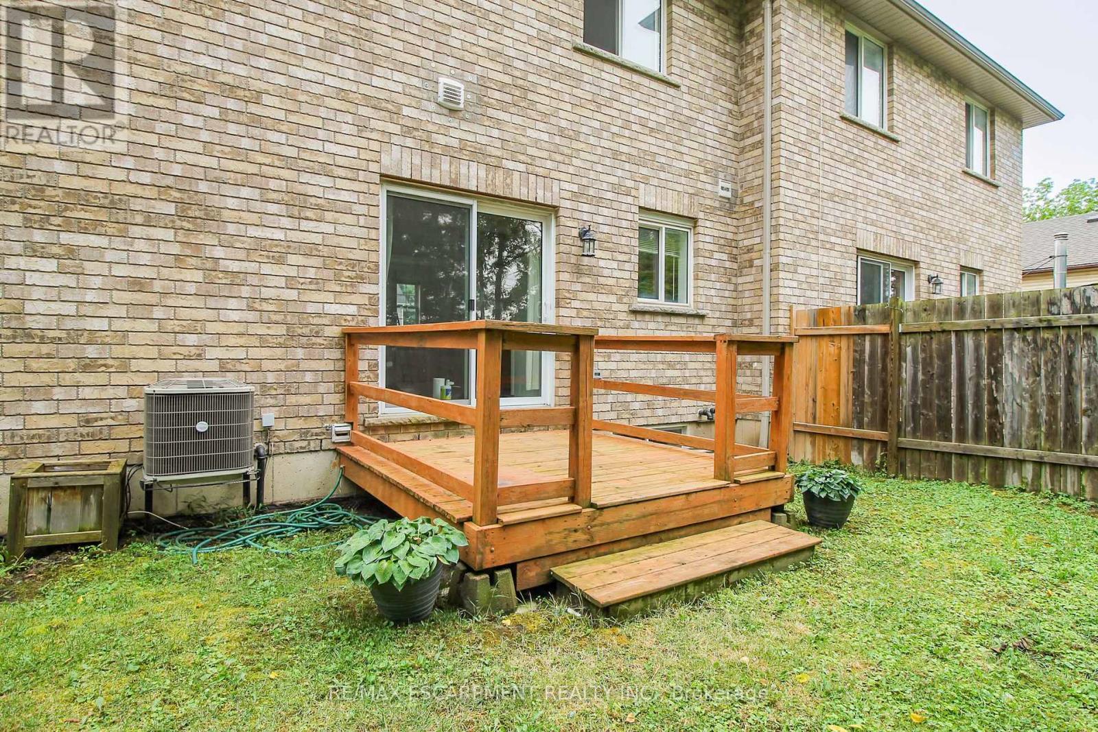 27b Walnut Street, St. Catharines, Ontario  L2T 1H6 - Photo 7 - X12481040