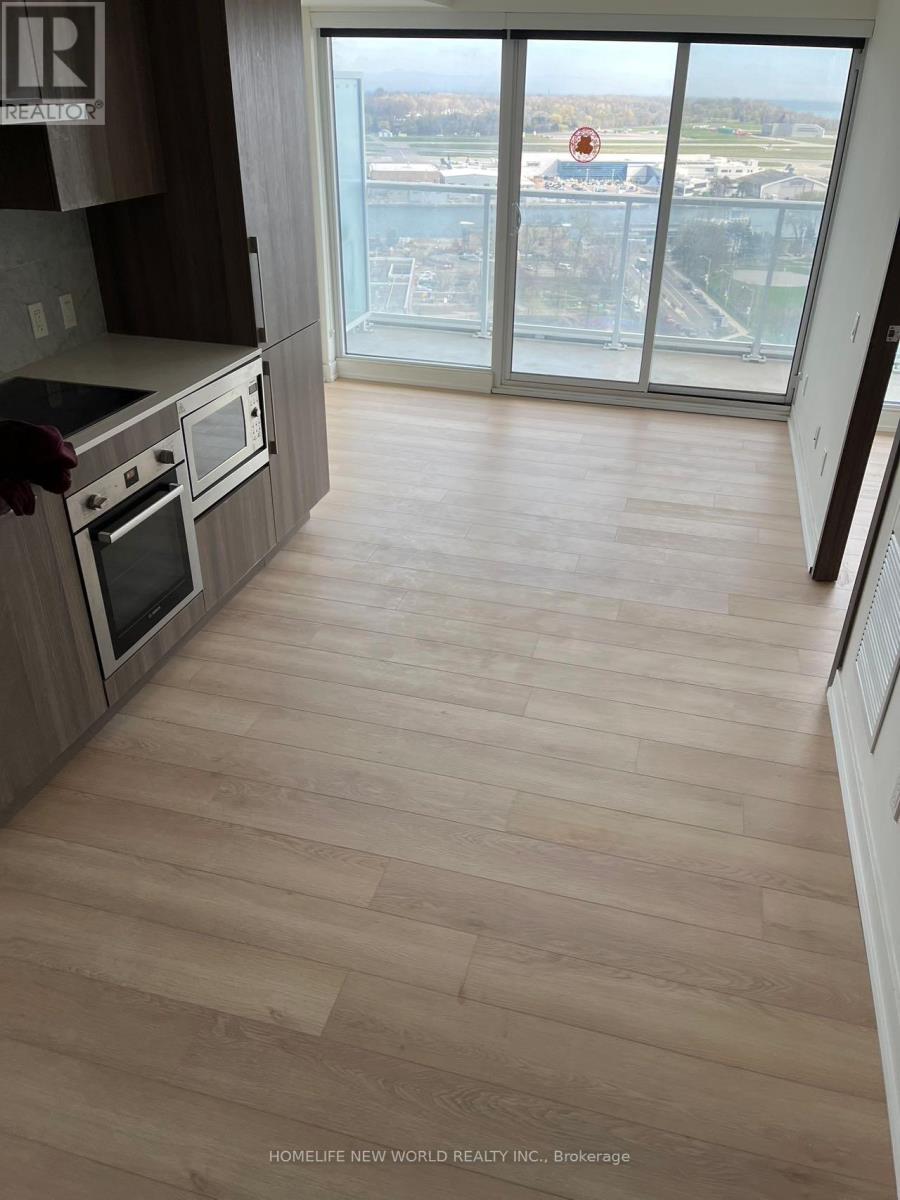 17 BATHURST STREET, Toronto, Ontario
