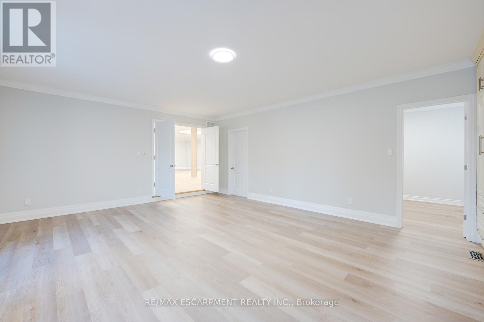 8 Ridgewood Drive, Richmond Hill, Ontario  L4E 3M1 - Photo 11 - N12481165