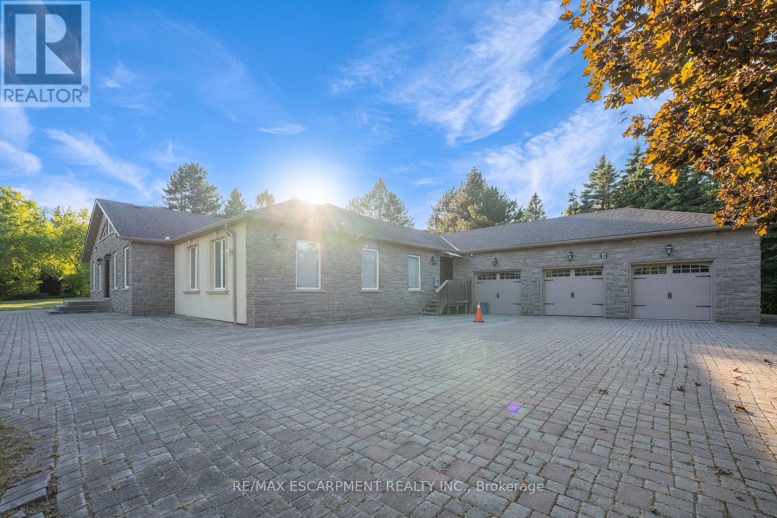 8 Ridgewood Drive, Richmond Hill, Ontario  L4E 3M1 - Photo 3 - N12481165