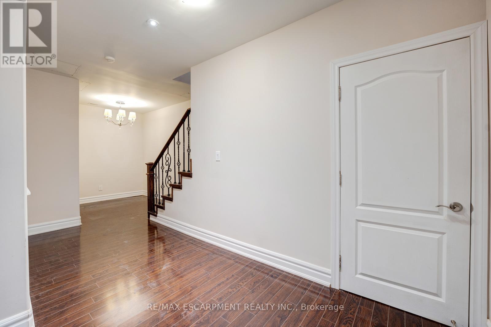8 Ridgewood Drive, Richmond Hill, Ontario  L4E 3M1 - Photo 38 - N12481165