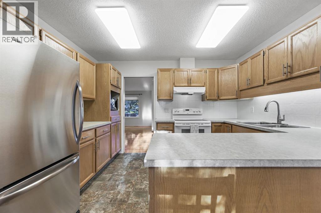 11, Coach Side Terrace Sw, Calgary, Alberta  T3H 1L6 - Photo 6 - A2266586