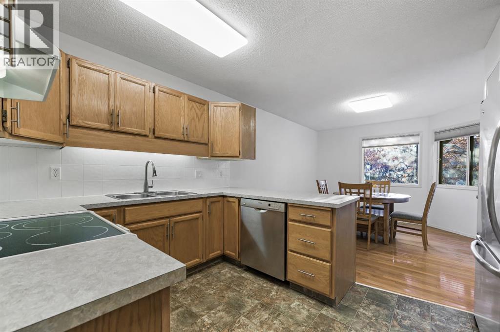 11, Coach Side Terrace Sw, Calgary, Alberta  T3H 1L6 - Photo 10 - A2266586