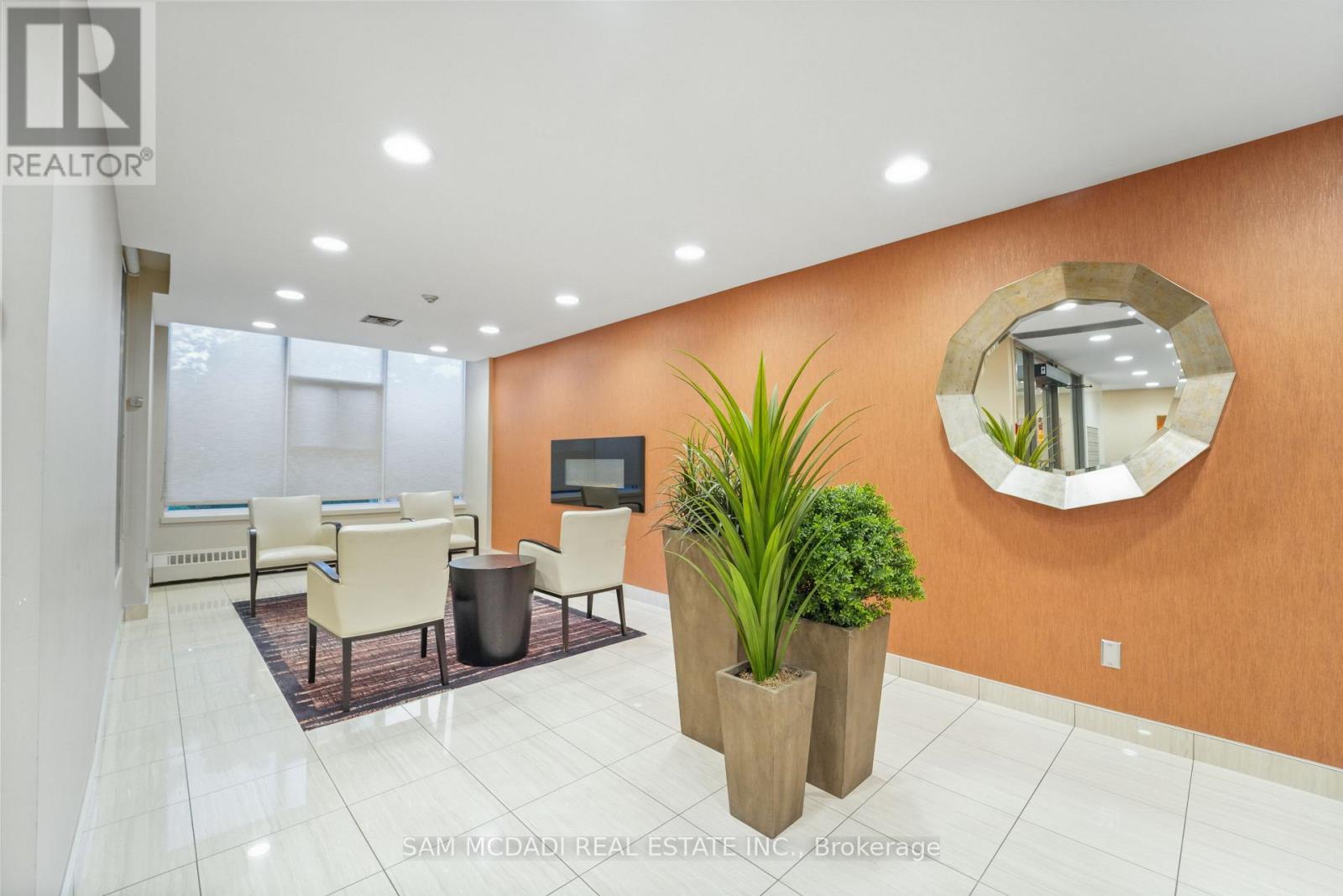 1102 - 2665 Windwood Drive, Mississauga, Ontario  L5N 2P2 - Photo 3 - W12481076