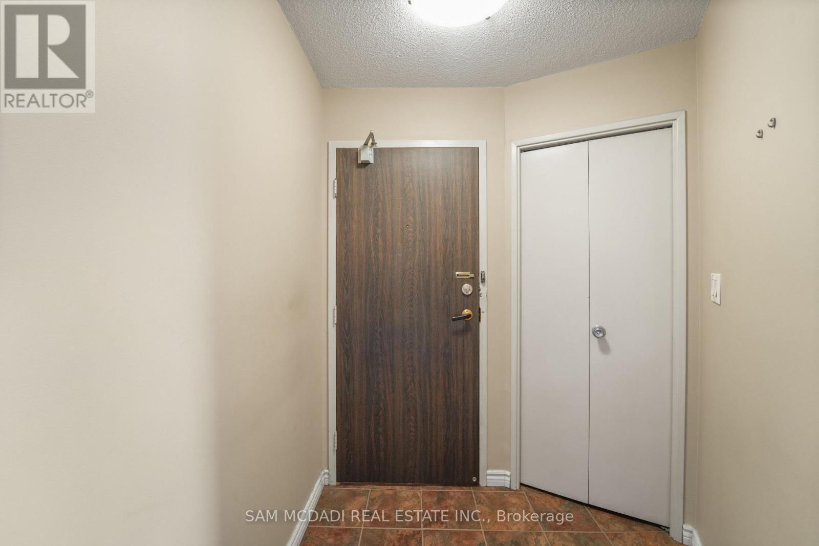 1102 - 2665 Windwood Drive, Mississauga, Ontario  L5N 2P2 - Photo 4 - W12481076