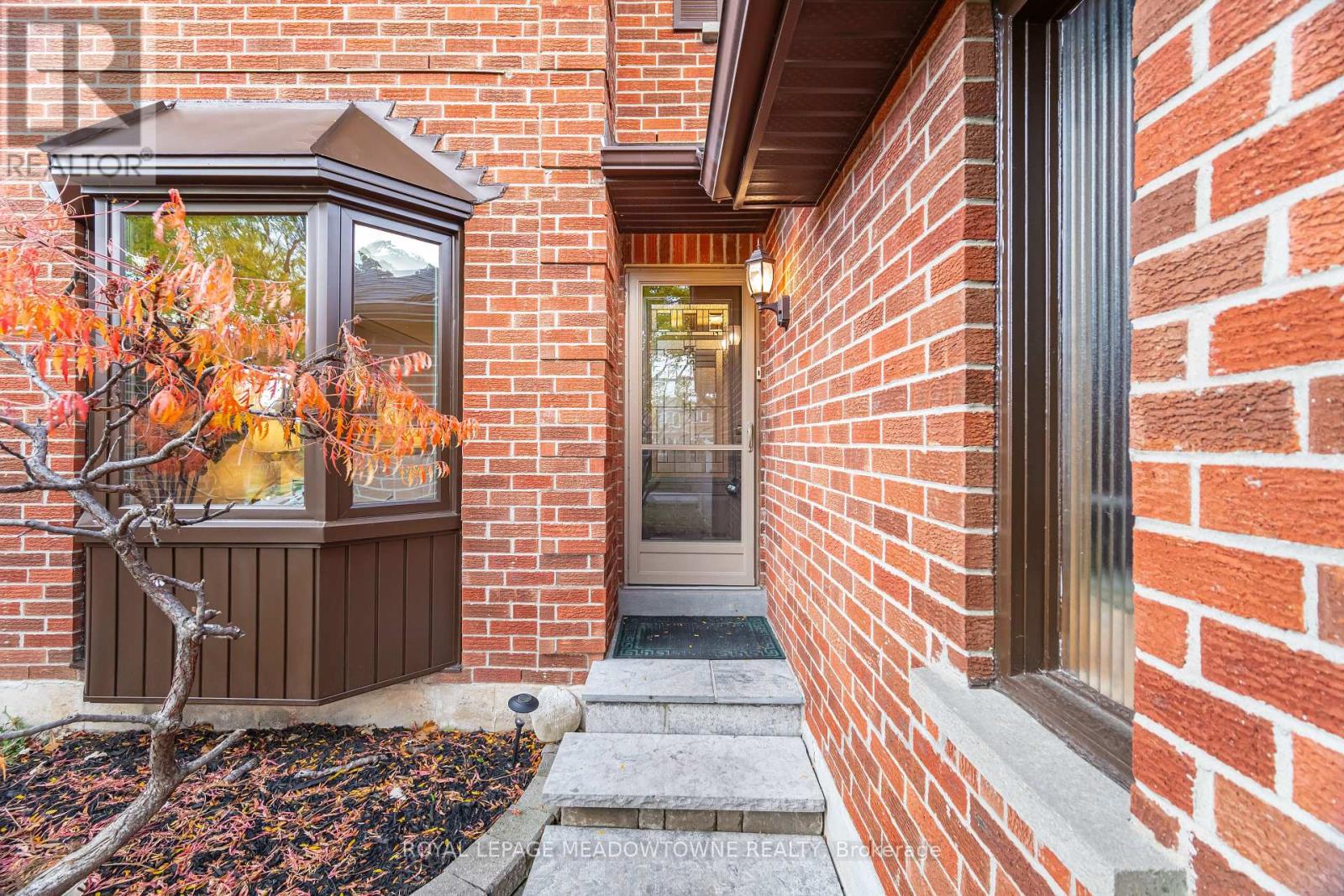 6236 Camgreen Circle, Mississauga, Ontario  L5N 4M5 - Photo 5 - W12481166