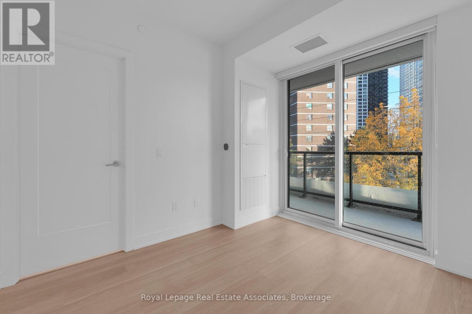 405 - 60 Central Park Roadway, Toronto, Ontario  M9A 0E6 - Photo 6 - W12481167
