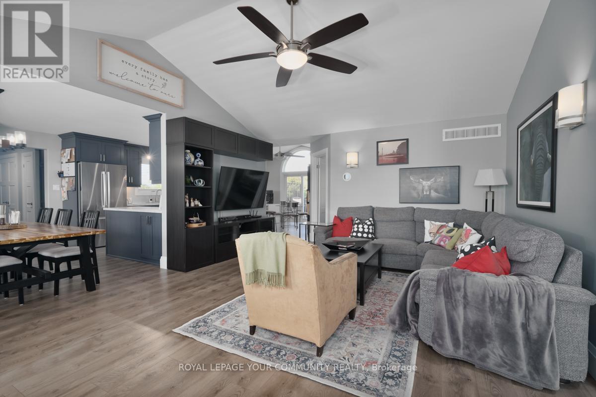 10450 Ravenshoe Road, Georgina, Ontario  L0C 1L0 - Photo 23 - N12481223
