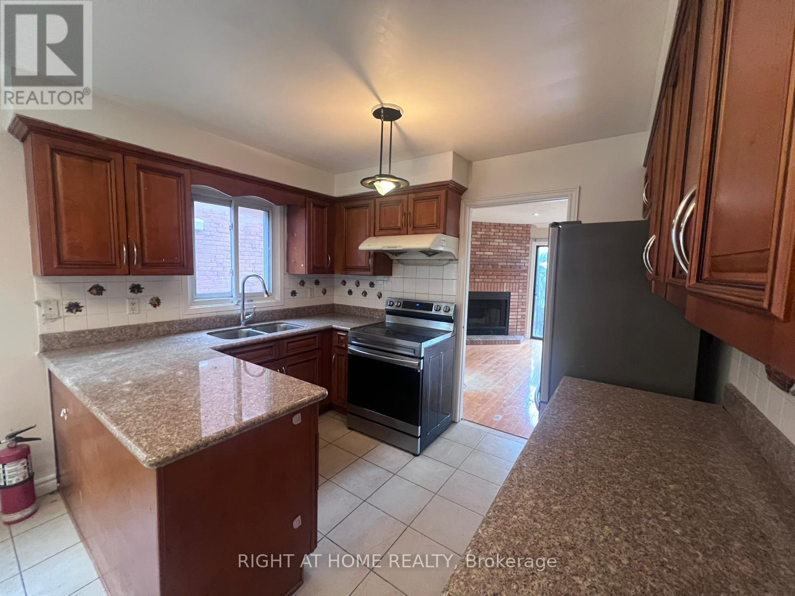 Main Fl - 16 Lavron Court, Markham, Ontario  L3S 2R4 - Photo 8 - N12481240