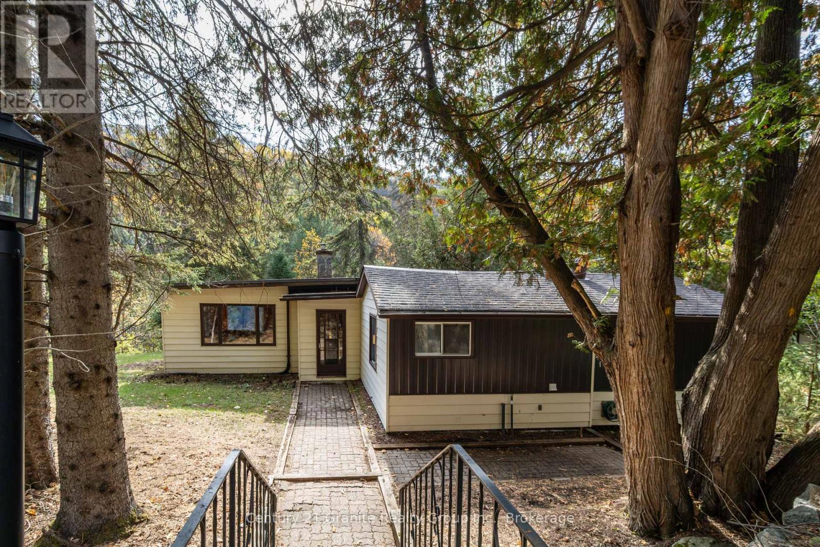 50 Riverside Drive, Dysart Et Al, Ontario  K0M 1S0 - Photo 3 - X12481248