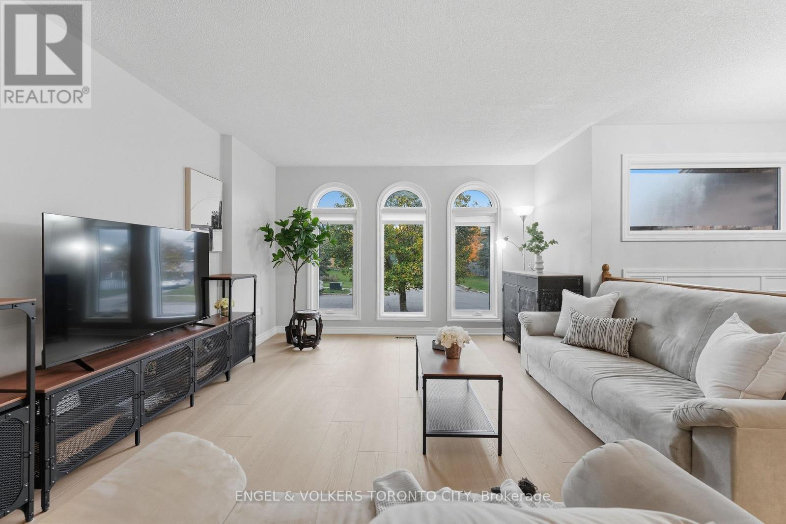 6 Kingsgate Crescent, East Gwillimbury (Mt Albert), Ontario  L0G 1M0 - Photo 7 - N12480796