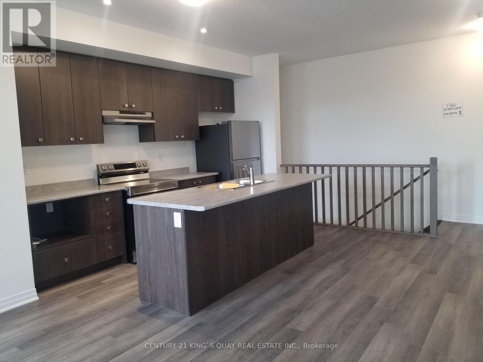 82 Feather Road, Welland, Ontario  L3B 0P2 - Photo 10 - X12470049