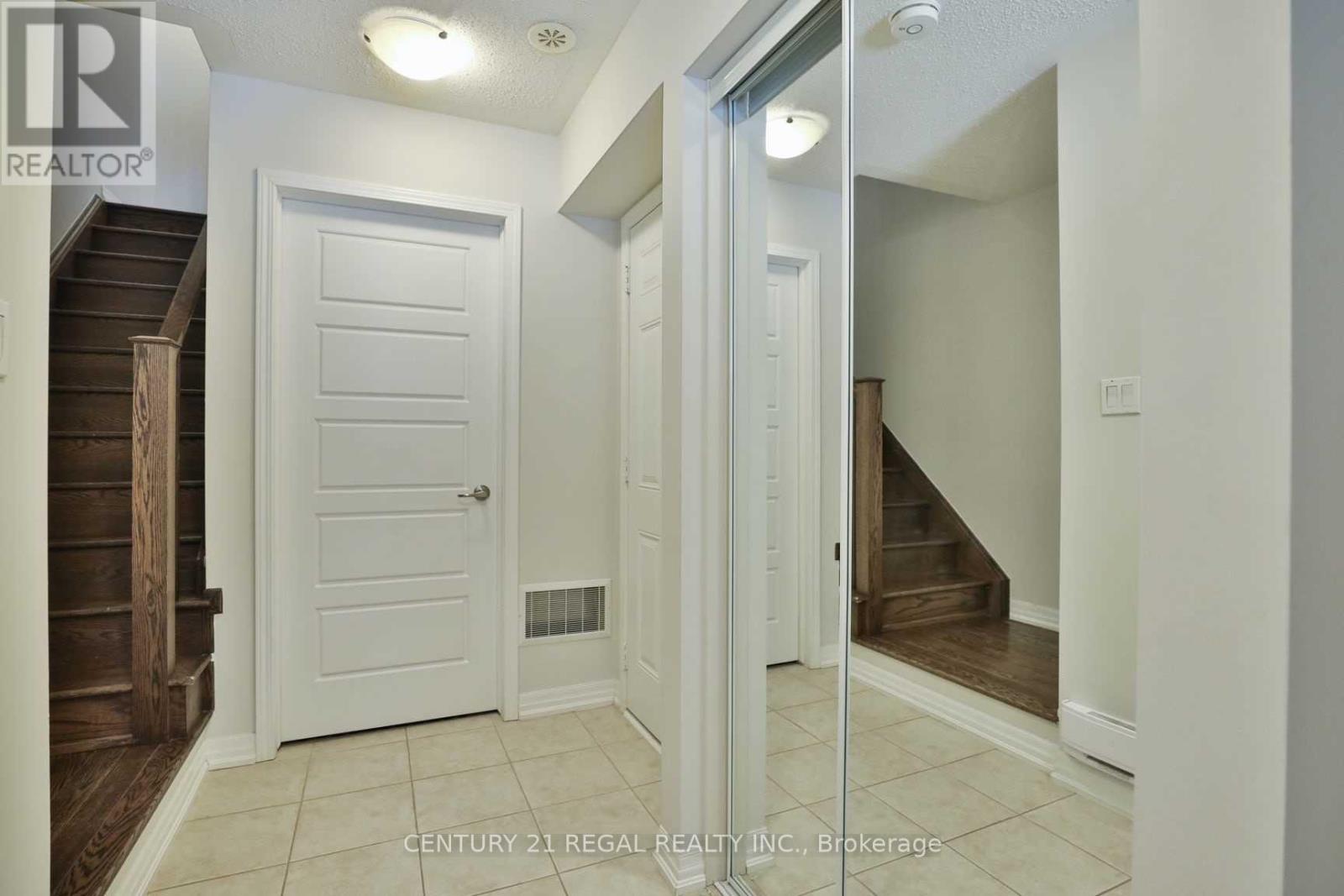 3089 Harbell Gate, Oakville, Ontario  L6M 0Z5 - Photo 3 - W12481107