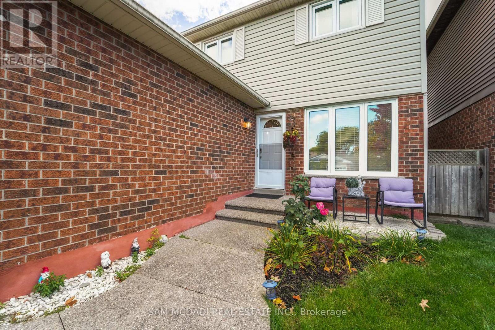 522 Roseheath Drive, Milton, Ontario  L9T 4V6 - Photo 3 - W12481243