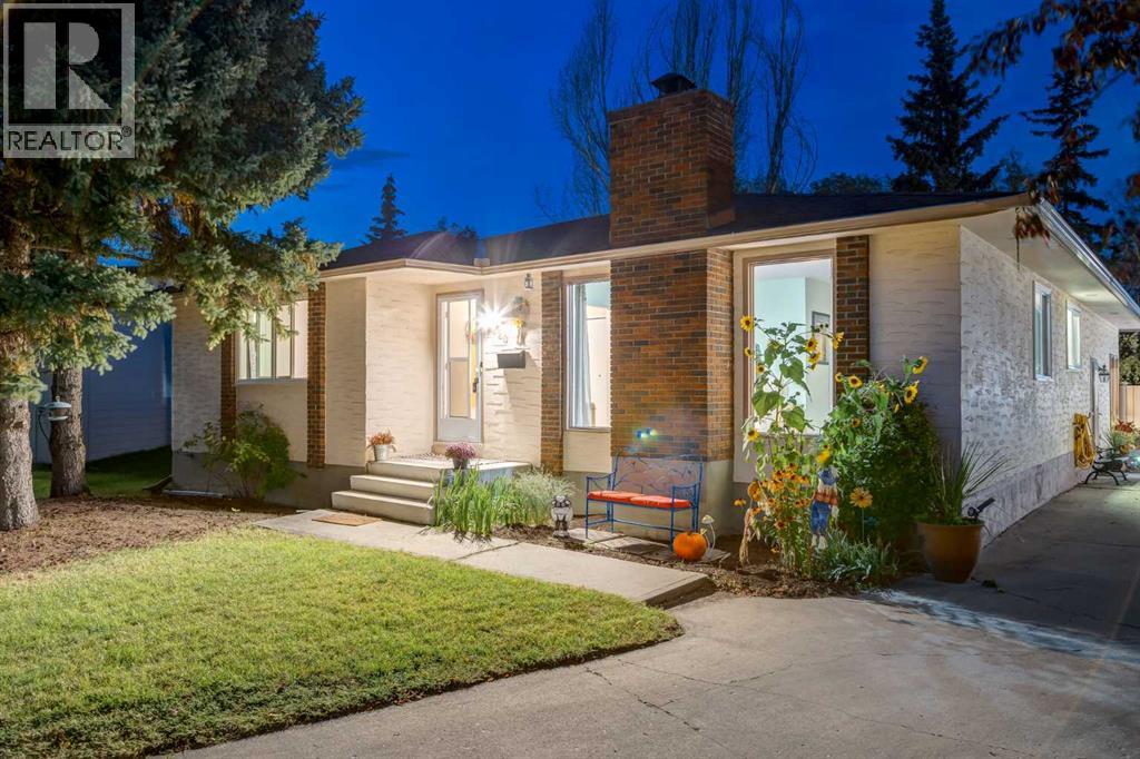 220 Oakridge Place Sw, Calgary, Alberta  T2V 1V2 - Photo 1 - A2261199