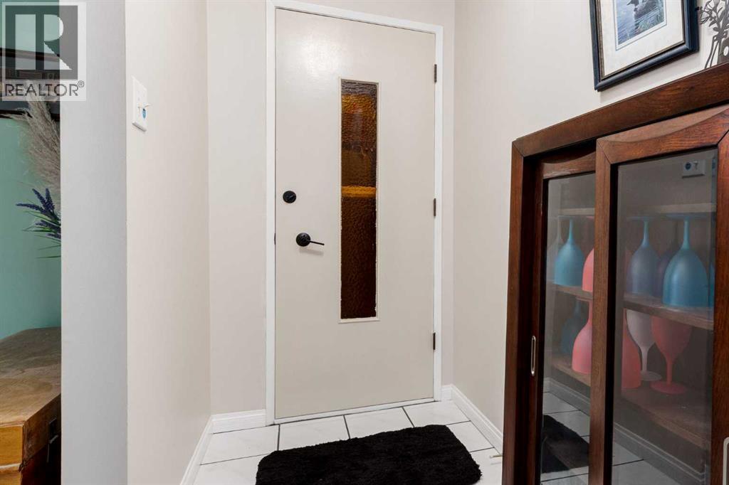 220 Oakridge Place Sw, Calgary, Alberta  T2V 1V2 - Photo 2 - A2261199