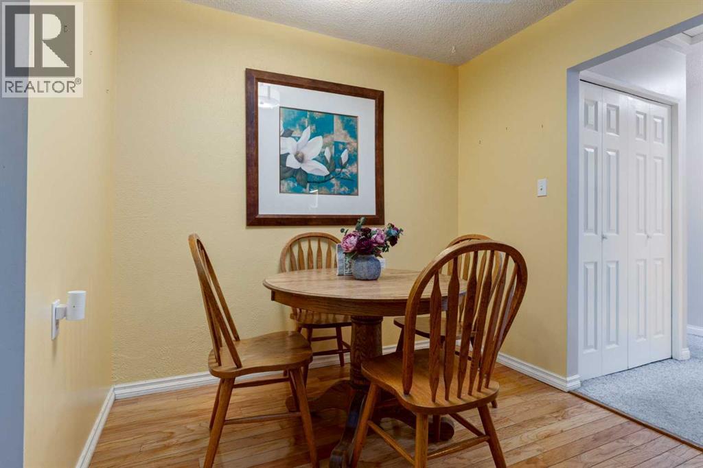 220 Oakridge Place Sw, Calgary, Alberta  T2V 1V2 - Photo 10 - A2261199