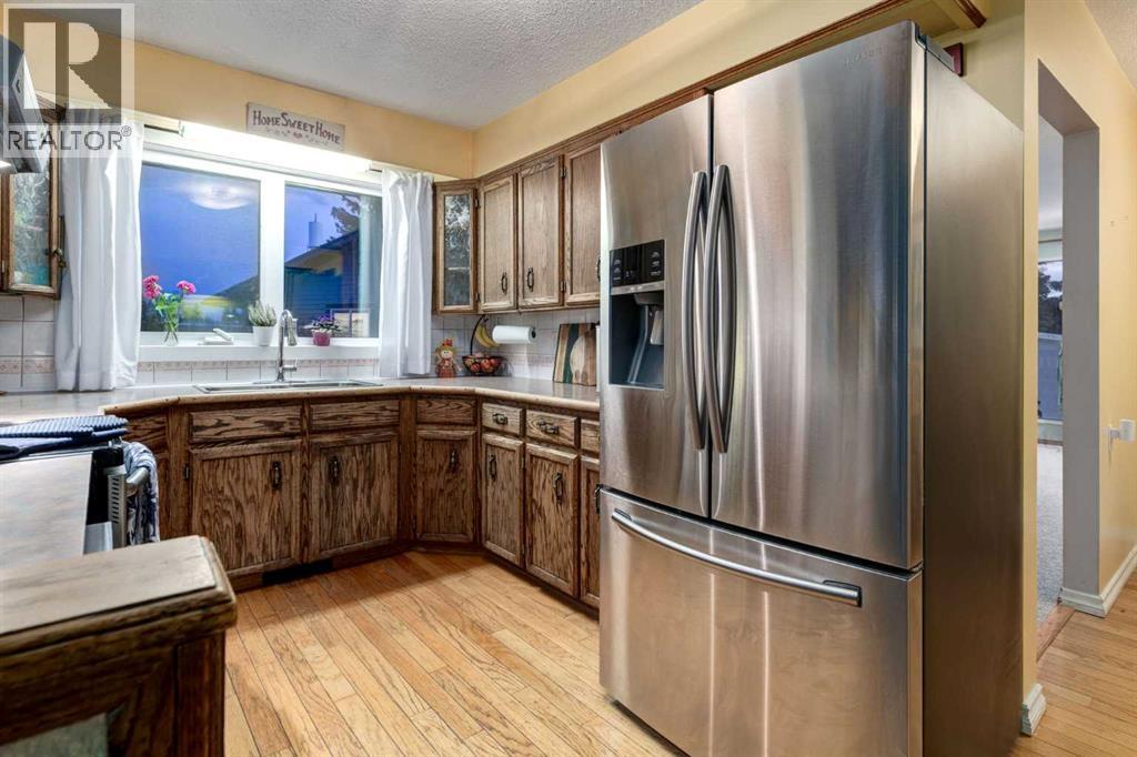 220 Oakridge Place Sw, Calgary, Alberta  T2V 1V2 - Photo 5 - A2261199