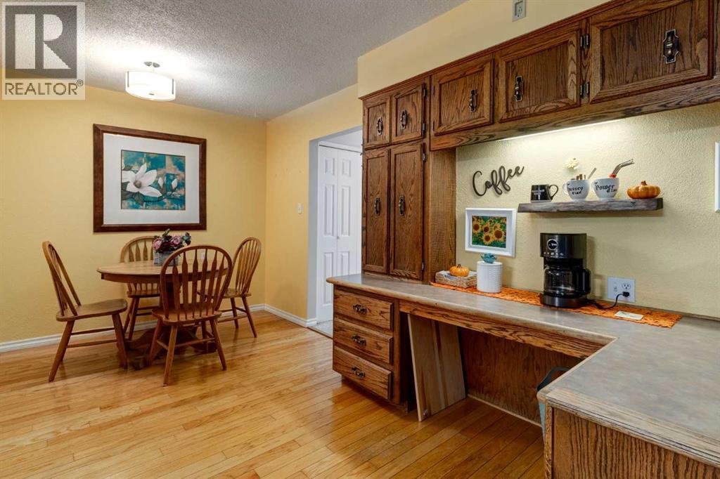 220 Oakridge Place Sw, Calgary, Alberta  T2V 1V2 - Photo 9 - A2261199
