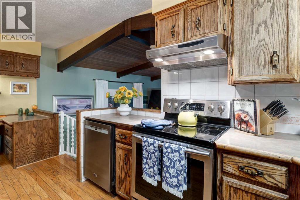 220 Oakridge Place Sw, Calgary, Alberta  T2V 1V2 - Photo 7 - A2261199