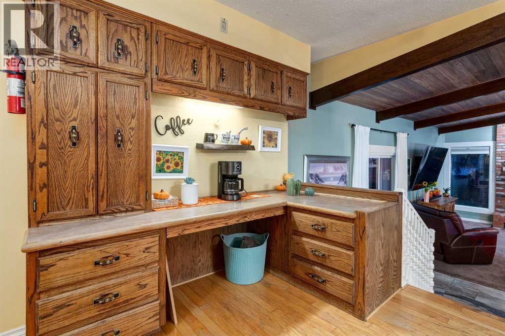 220 Oakridge Place Sw, Calgary, Alberta  T2V 1V2 - Photo 8 - A2261199