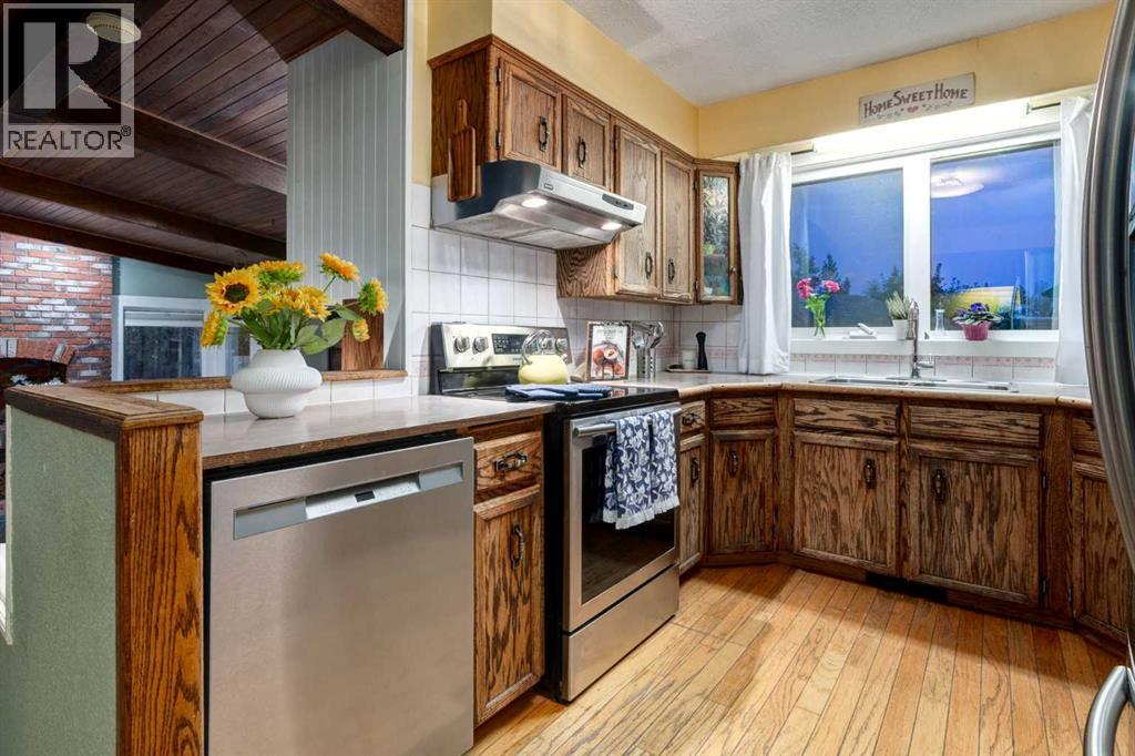 220 Oakridge Place Sw, Calgary, Alberta  T2V 1V2 - Photo 4 - A2261199