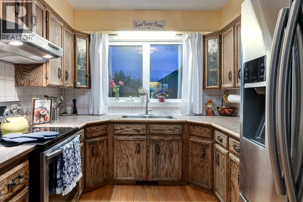 220 Oakridge Place Sw, Calgary, Alberta  T2V 1V2 - Photo 6 - A2261199