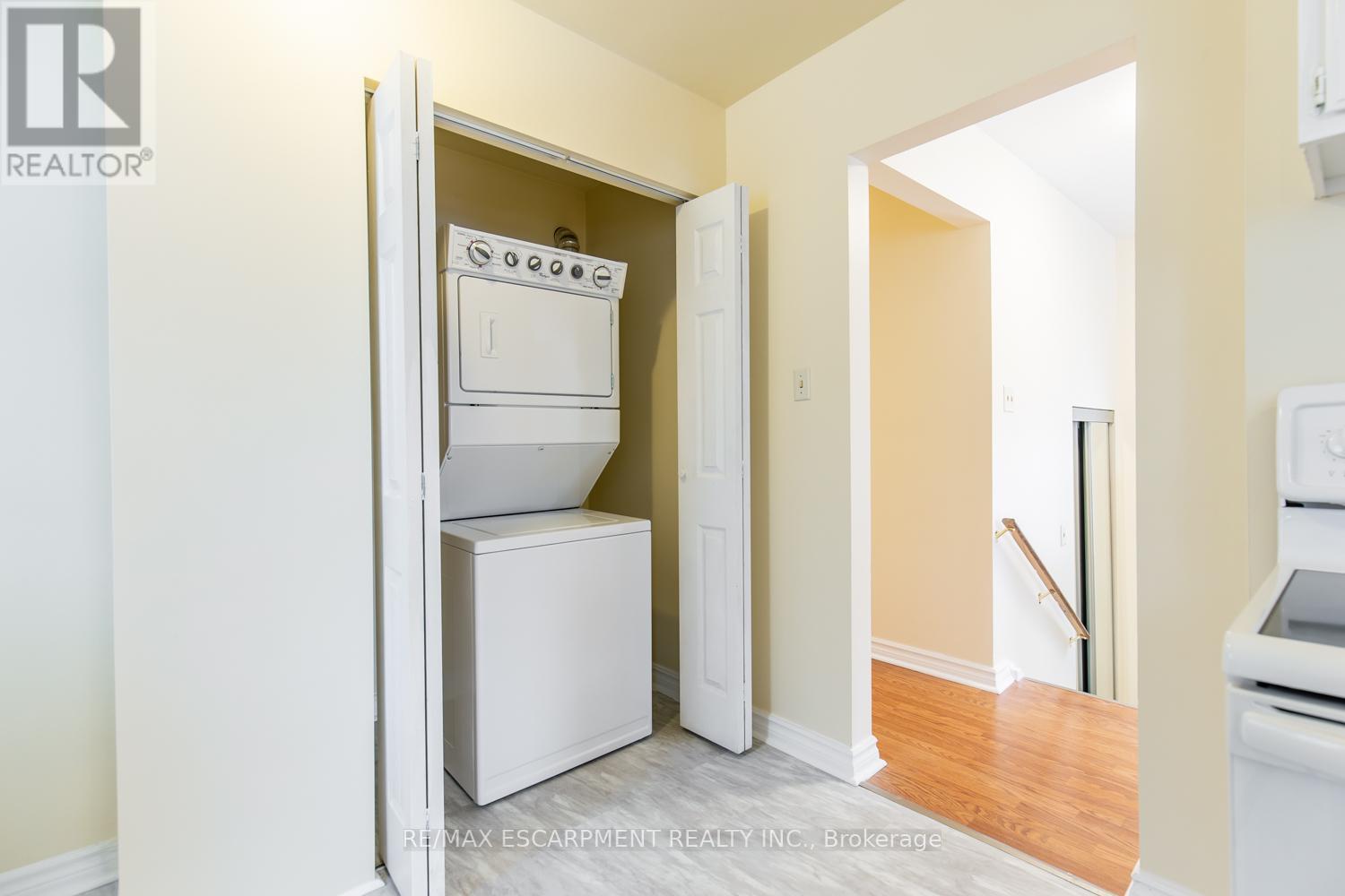 16 Garrow Drive, Hamilton, Ontario  L9C 6G9 - Photo 11 - X12481200