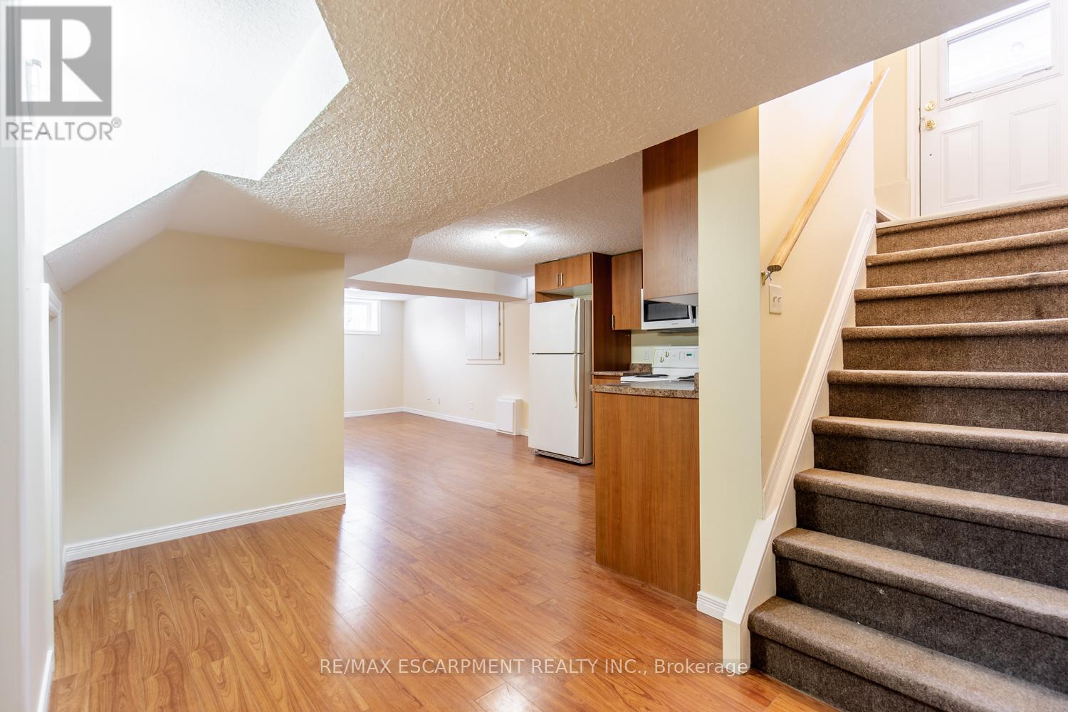 16 Garrow Drive, Hamilton, Ontario  L9C 6G9 - Photo 12 - X12481200