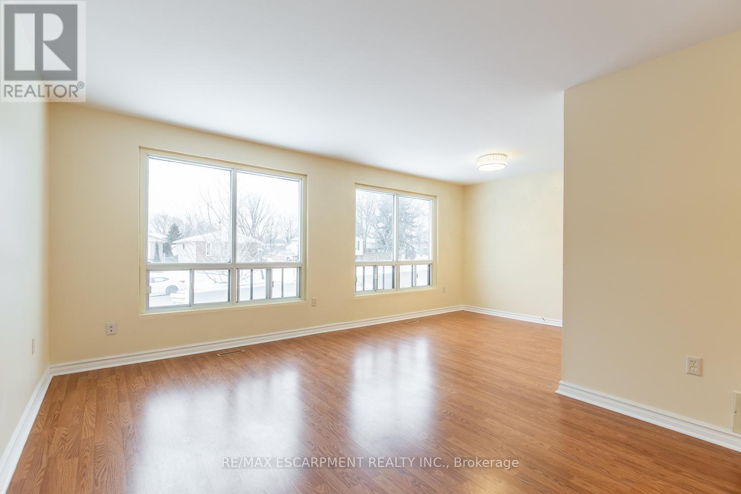 16 Garrow Drive, Hamilton, Ontario  L9C 6G9 - Photo 3 - X12481200