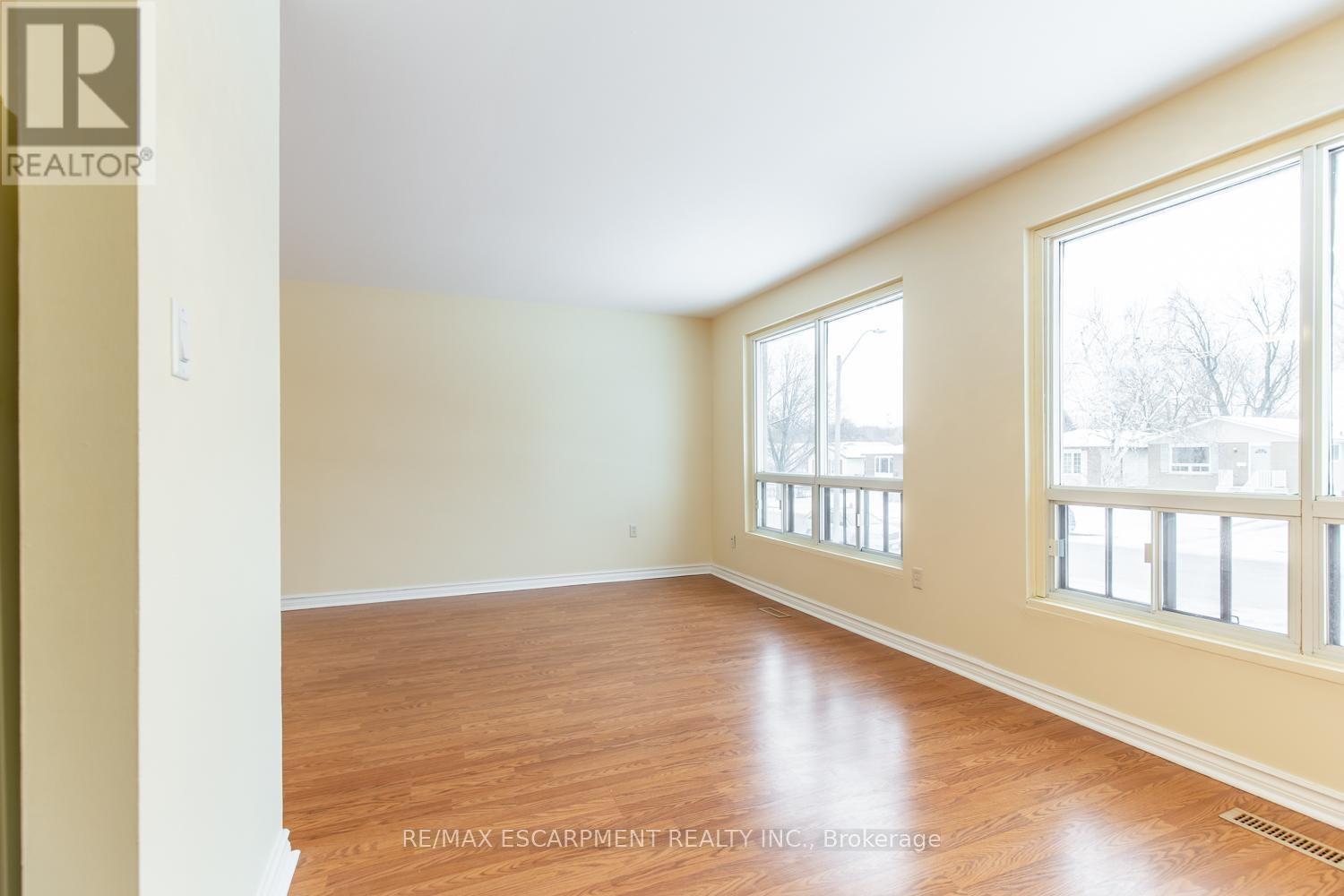 16 Garrow Drive, Hamilton, Ontario  L9C 6G9 - Photo 4 - X12481200