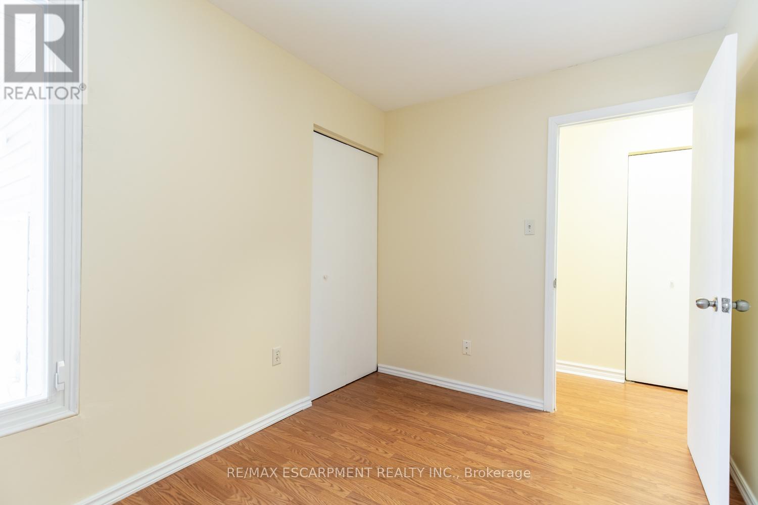 16 Garrow Drive, Hamilton, Ontario  L9C 6G9 - Photo 8 - X12481200