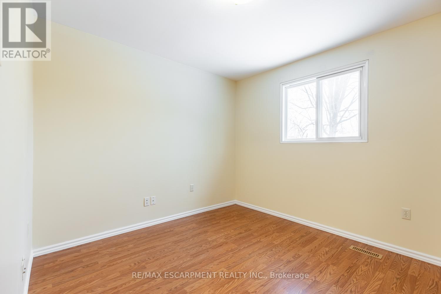 16 Garrow Drive, Hamilton, Ontario  L9C 6G9 - Photo 9 - X12481200
