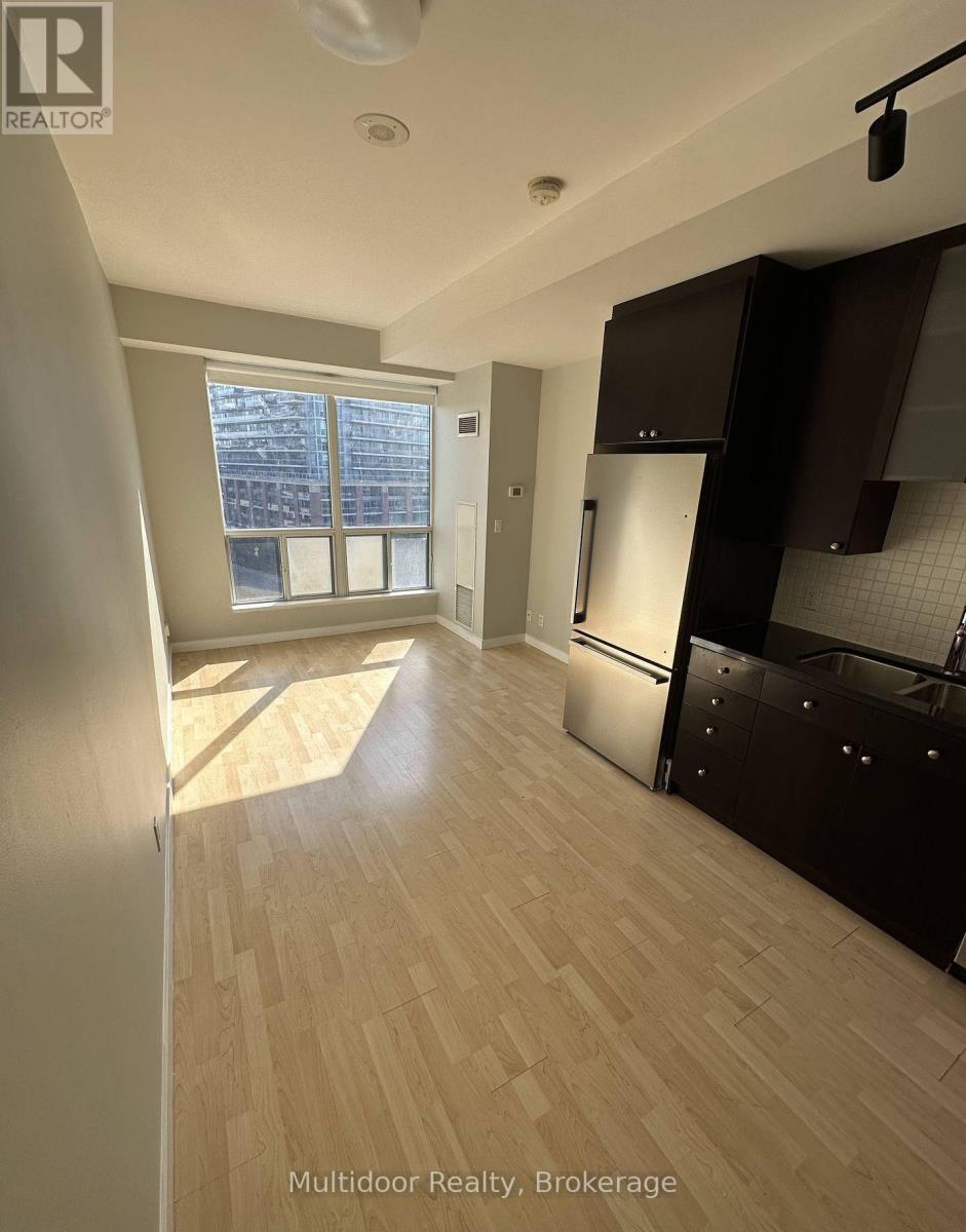 817 - 1 Shaw Street S, Toronto, Ontario  M6K 0A1 - Photo 2 - C12481313
