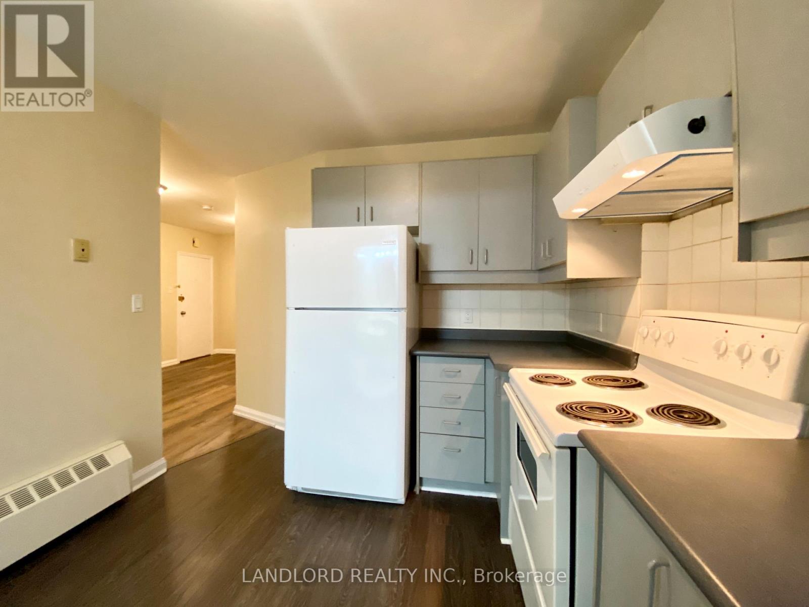 201 - 2a Thyra Avenue, Toronto, Ontario  M4C 5G5 - Photo 3 - E12481275