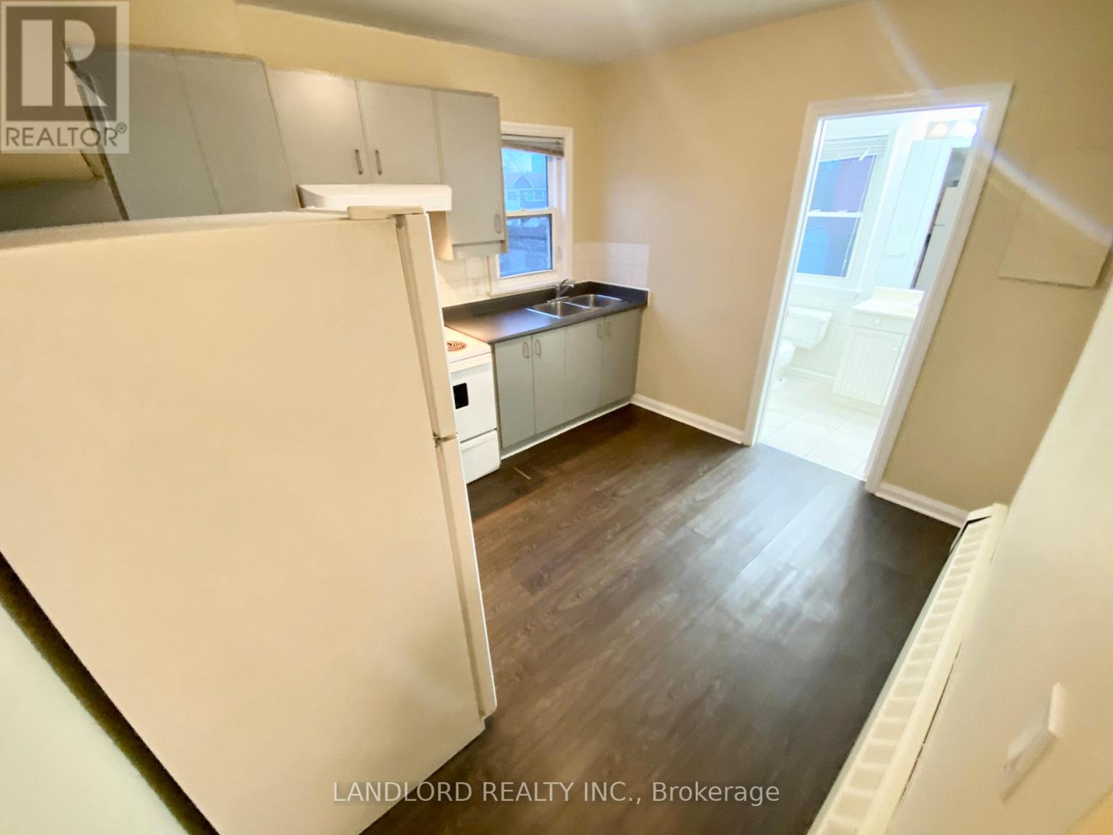 201 - 2a Thyra Avenue, Toronto, Ontario  M4C 5G5 - Photo 4 - E12481275