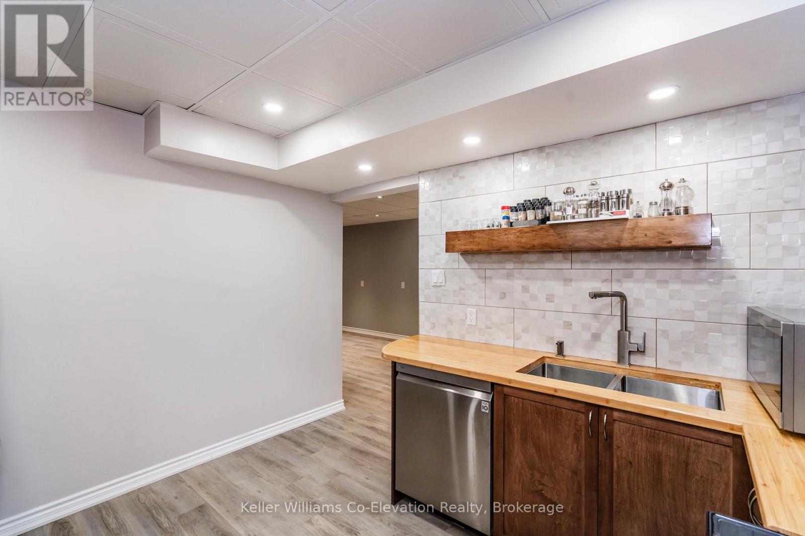 Lower Unit - 5 Hallen Drive, Penetanguishene, Ontario  L9M 1G2 - Photo 10 - S12481367