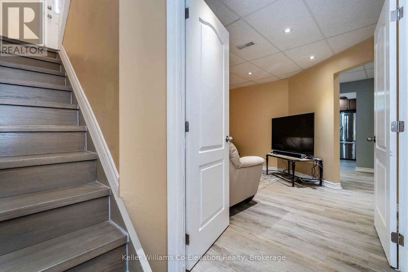 Lower Unit - 5 Hallen Drive, Penetanguishene, Ontario  L9M 1G2 - Photo 2 - S12481367