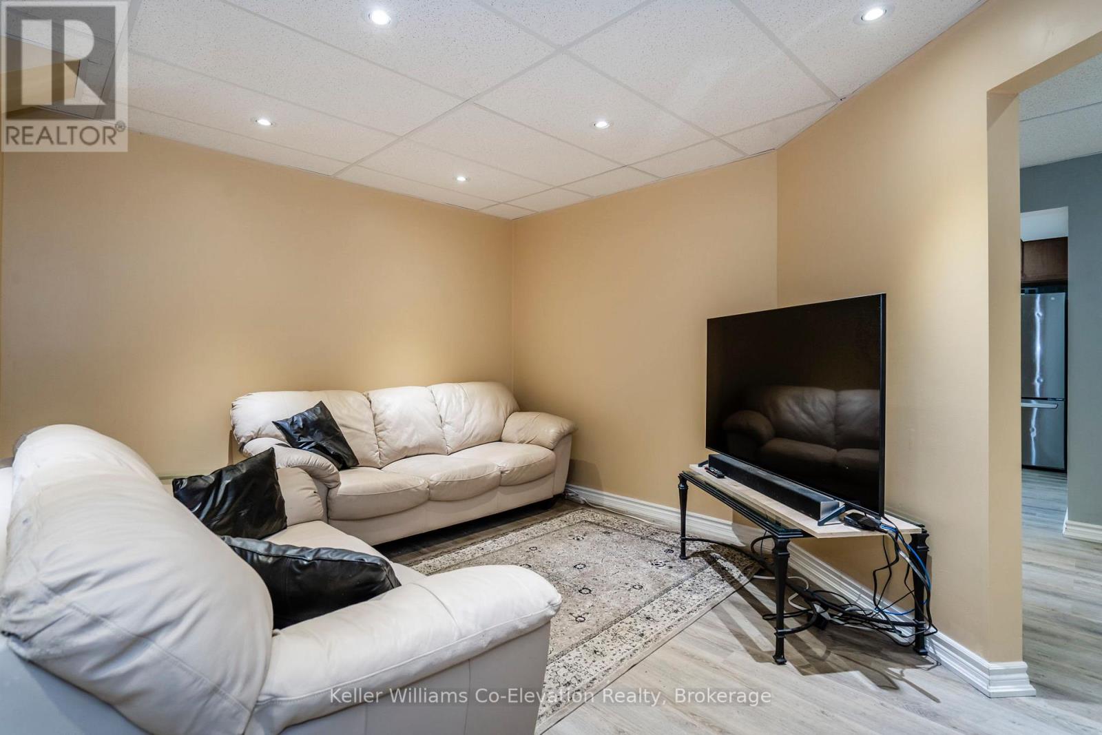 Lower Unit - 5 Hallen Drive, Penetanguishene, Ontario  L9M 1G2 - Photo 3 - S12481367