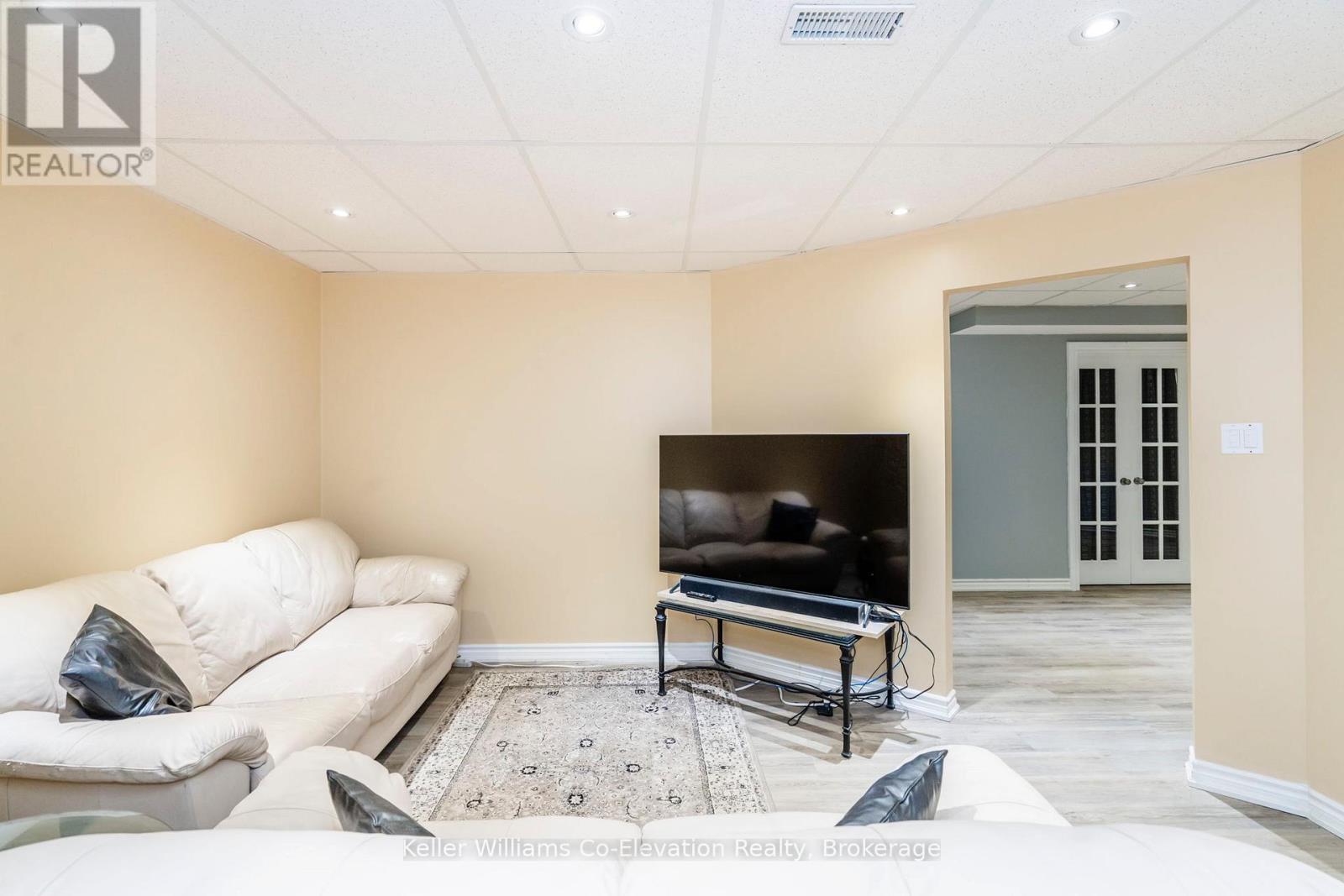 Lower Unit - 5 Hallen Drive, Penetanguishene, Ontario  L9M 1G2 - Photo 4 - S12481367