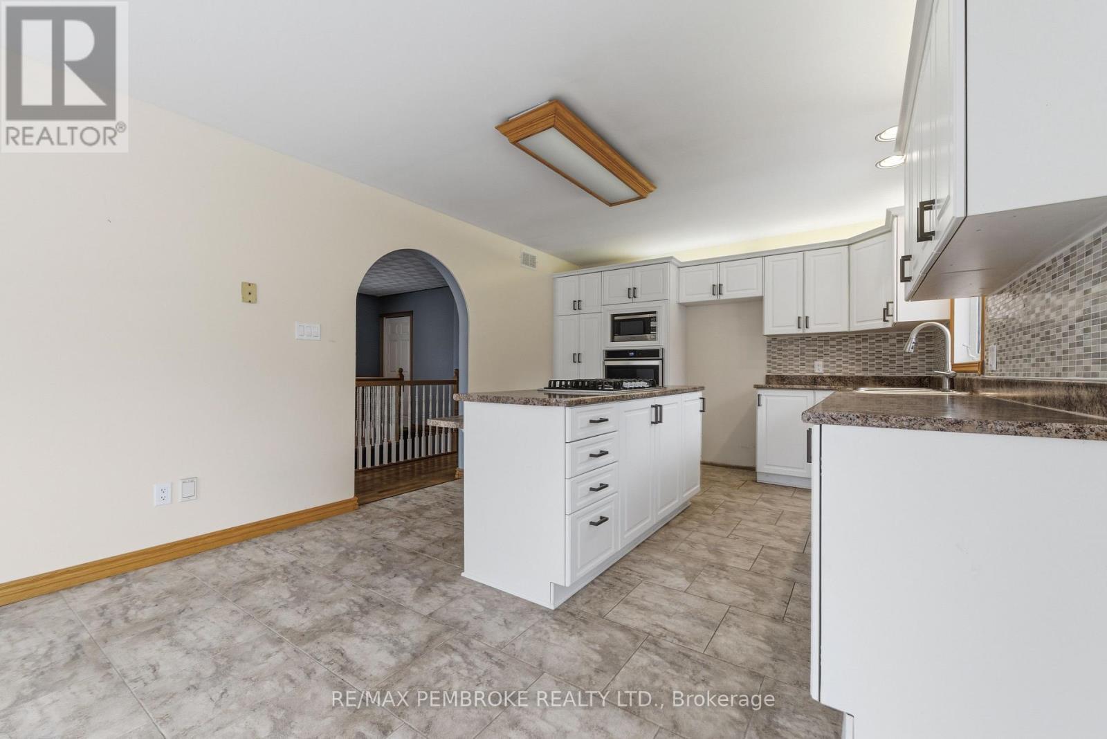 1778 Forest Lea Road, Laurentian Valley, Ontario  K8A 6W6 - Photo 13 - X12481415