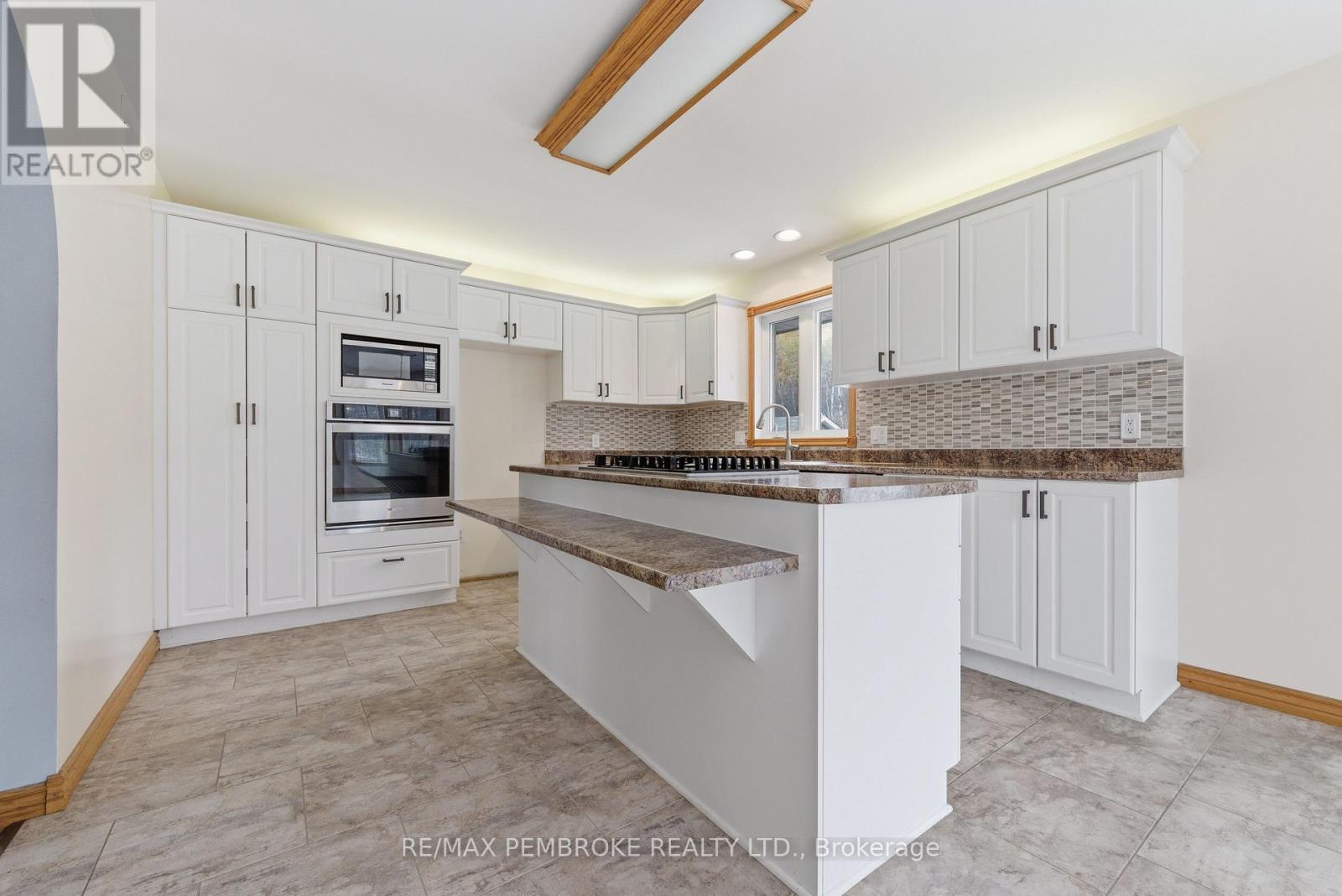 1778 Forest Lea Road, Laurentian Valley, Ontario  K8A 6W6 - Photo 16 - X12481415