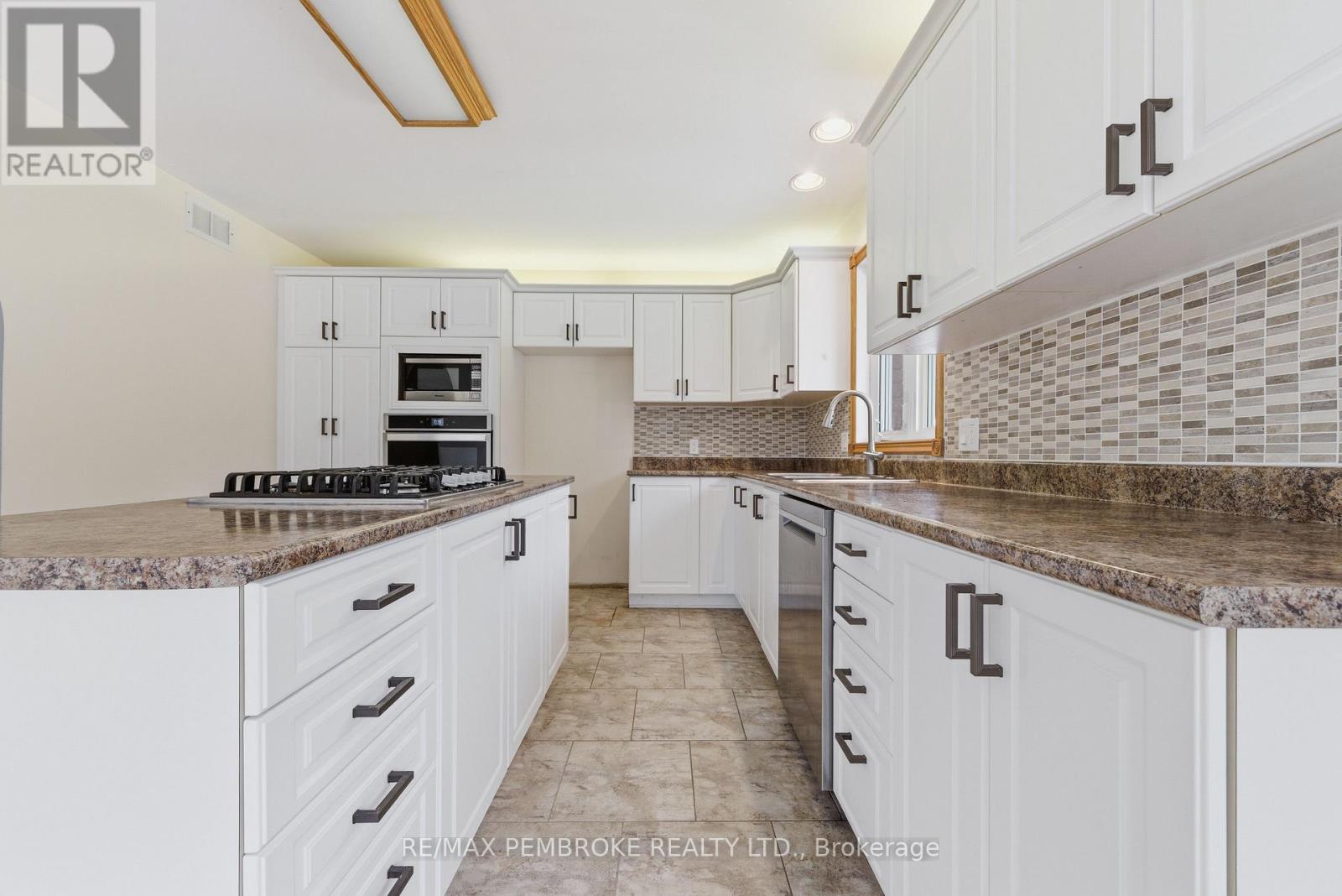 1778 Forest Lea Road, Laurentian Valley, Ontario  K8A 6W6 - Photo 17 - X12481415