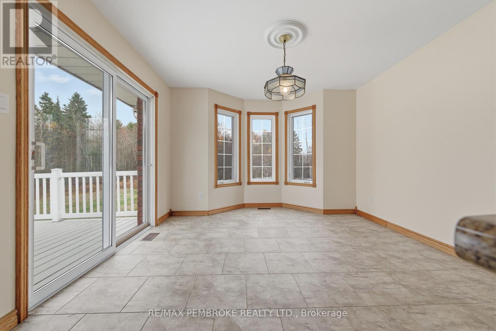 1778 Forest Lea Road, Laurentian Valley, Ontario  K8A 6W6 - Photo 18 - X12481415