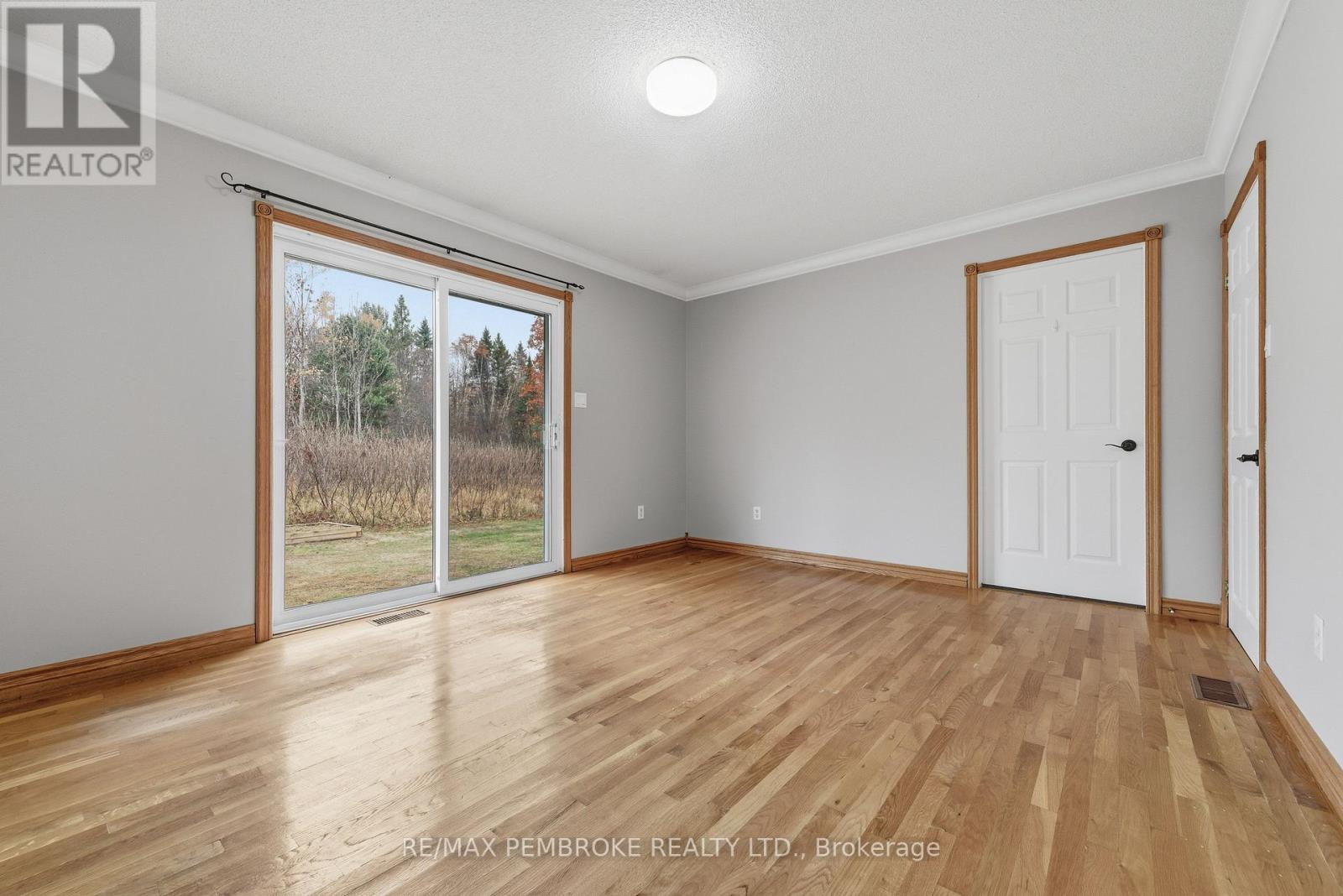 1778 Forest Lea Road, Laurentian Valley, Ontario  K8A 6W6 - Photo 2 - X12481415