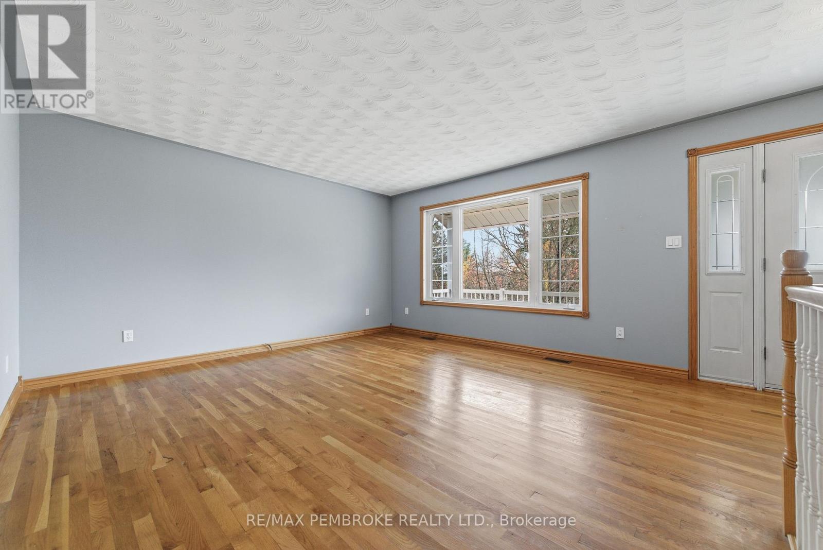 1778 Forest Lea Road, Laurentian Valley, Ontario  K8A 6W6 - Photo 22 - X12481415