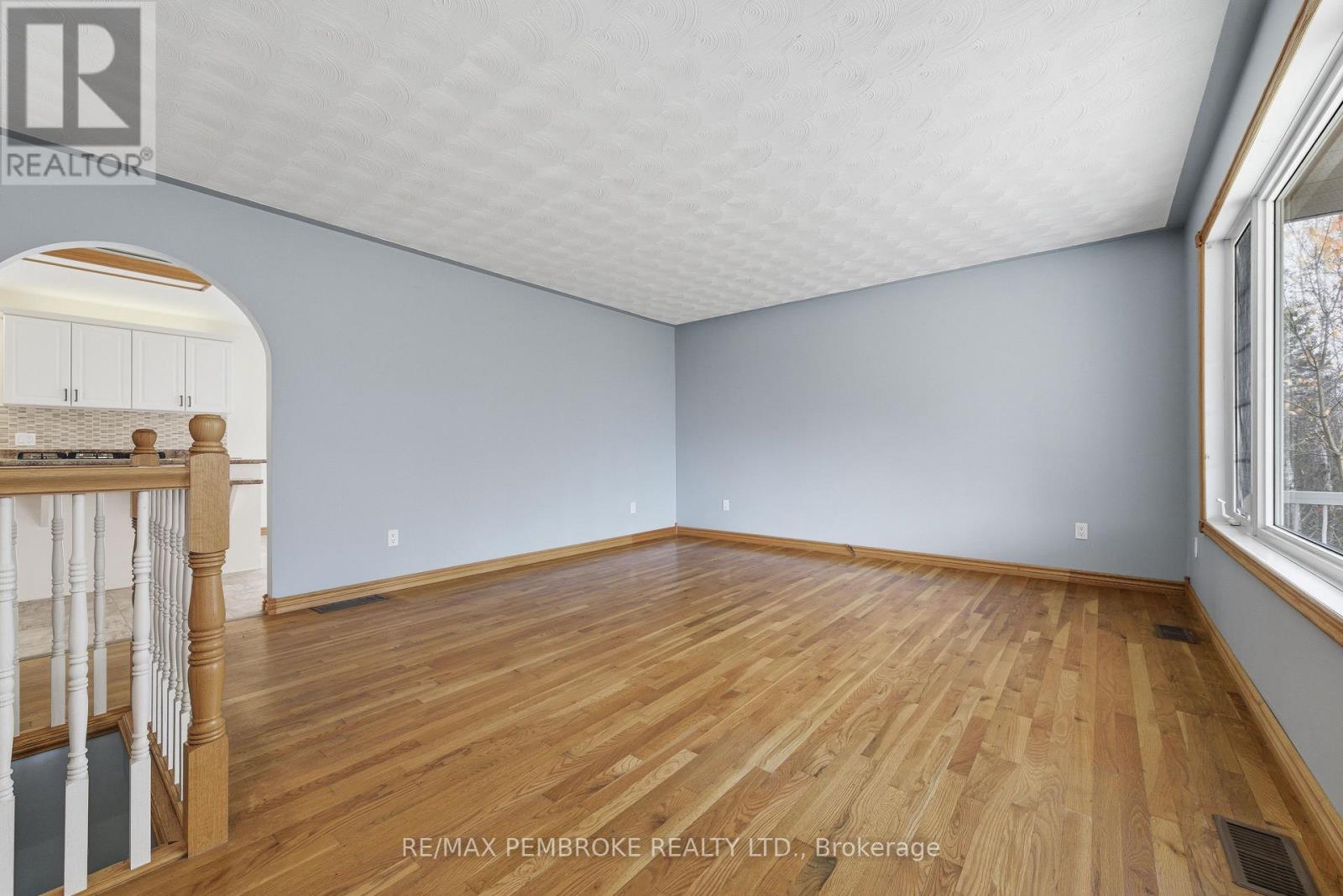 1778 Forest Lea Road, Laurentian Valley, Ontario  K8A 6W6 - Photo 23 - X12481415